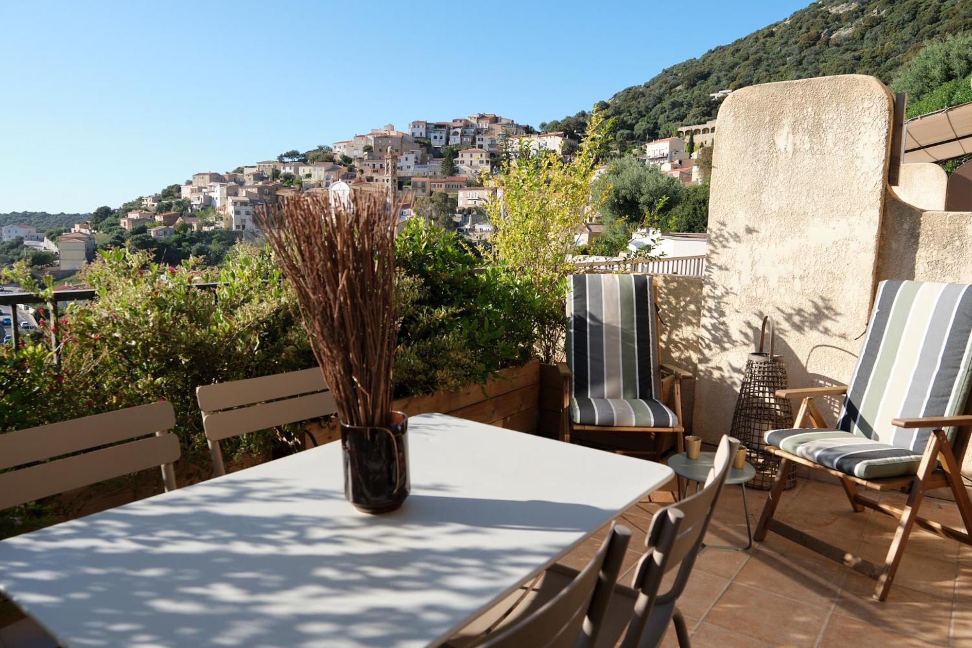 Standing - Village * Lumio (Corsica)